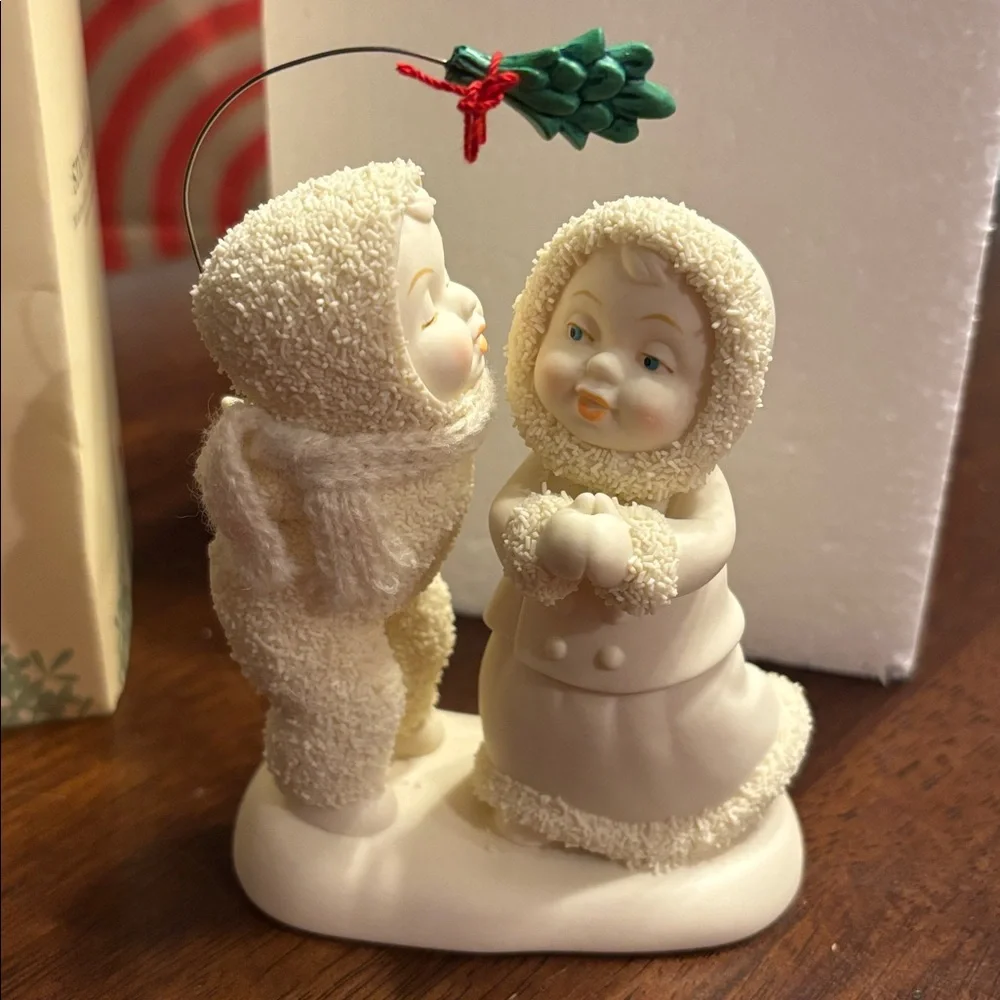 Department 56 Snowbabies Mistletoe Moment Figurine - Picture 3 of 3